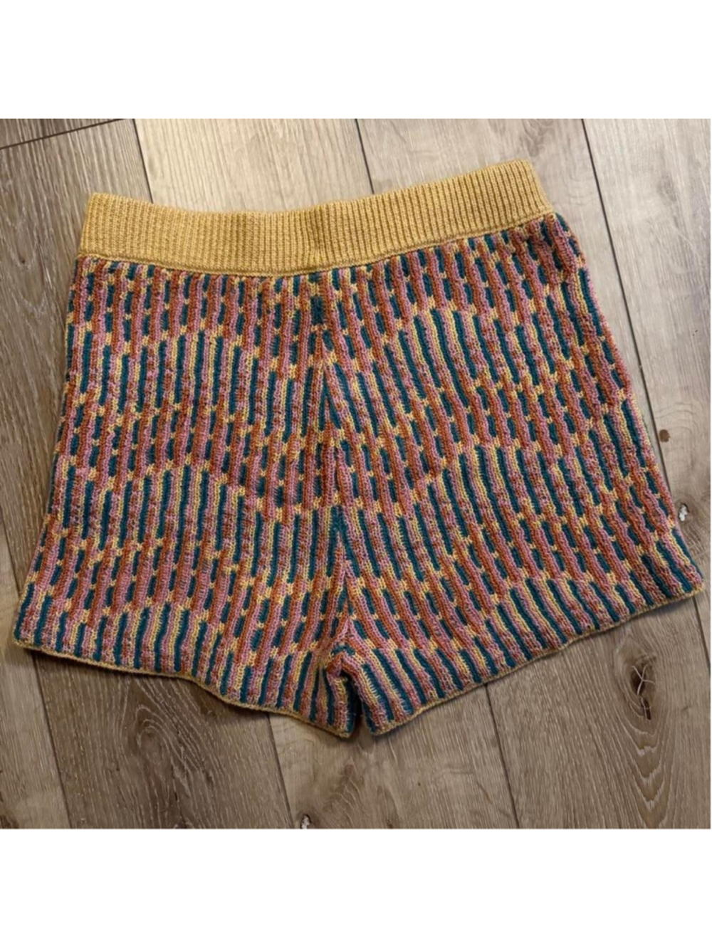 FP Beach Free People multicolor sweater knit shorts size M with a high-rise ribb